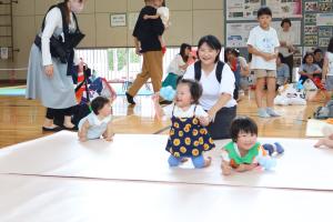 ハイハイレースをする子どもたち