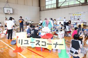 多くの人でにぎわうリユースコーナー