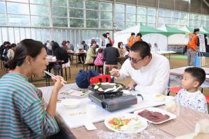 ジビエ焼肉体験をする家族