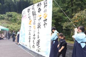 八頭高校生と小学生による書道パフォーマンス