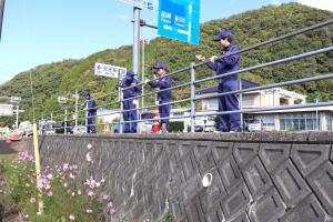 ヤスリでガードパイプの錆をとる参加者