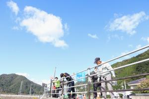 ガードパイプにペンキを塗る参加者