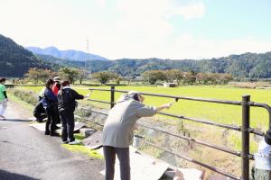 参加者がガードパイプにペンキを塗る様子