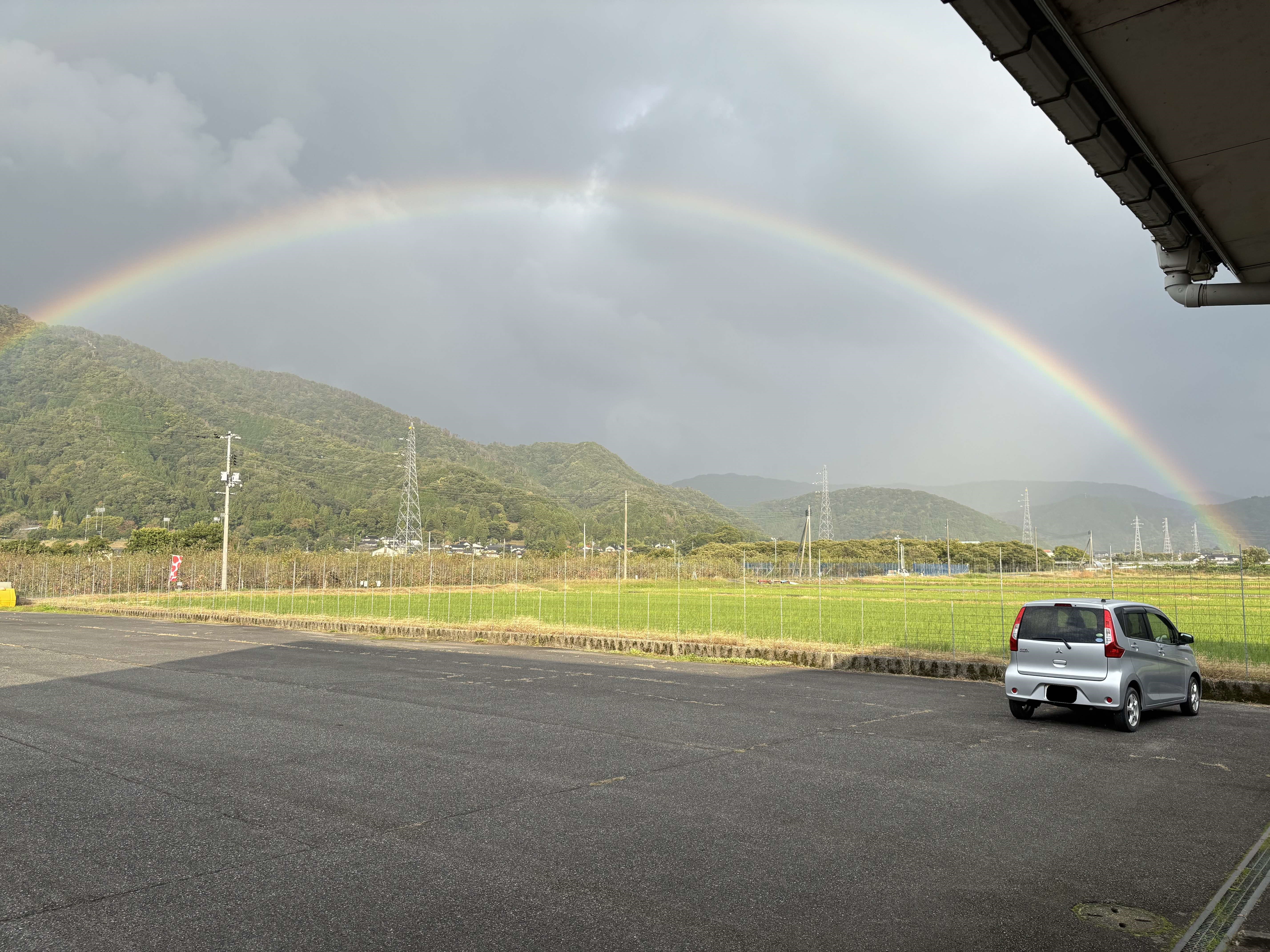 休憩中に見上げた大きな虹