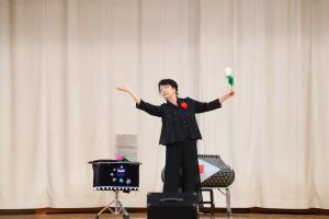 マジックショーを披露する様子