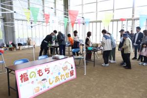 グルメブースに行列ができている様子