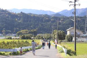 八東フルーツ観光園までウォーキングする様子