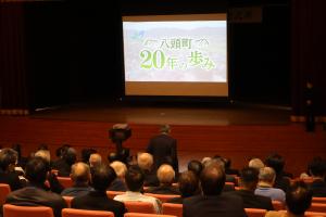 20年を振り返る映像を見る来場者