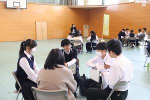 意見交換をする中学生と地域の大人、大学生たちの様子①
