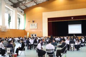 意見交換をする中学生と地域の大人、大学生たちの様子②