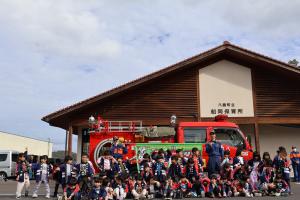 消防車と園児の記念写真
