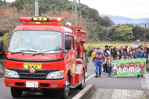 消防車を先導に園児たちが防火パレードを行っている様子