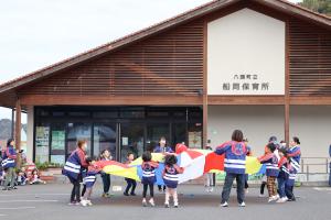 バルーンを使ったダンスを披露する園児たち