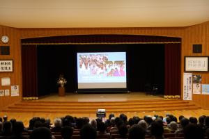 紺野さんの活動を紹介する動画を見る来場者