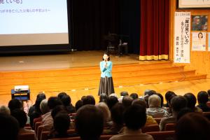 講演をする紺野美沙子さん