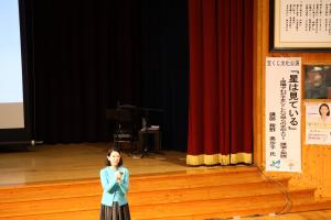 講演をする紺野美沙子さん