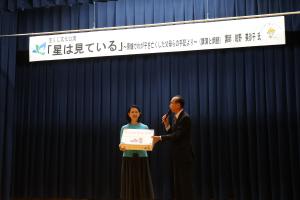 こおげ花御所柿を受けとる紺野さん