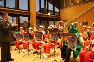 クリスマス衣装で演奏する八頭高校吹奏楽部
