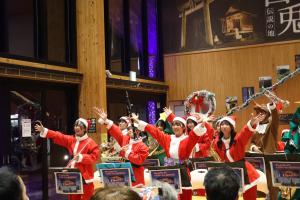 演奏が終わってポーズを決める部員たち