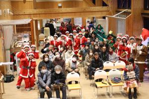 来場者と八頭高校吹奏楽部の記念写真