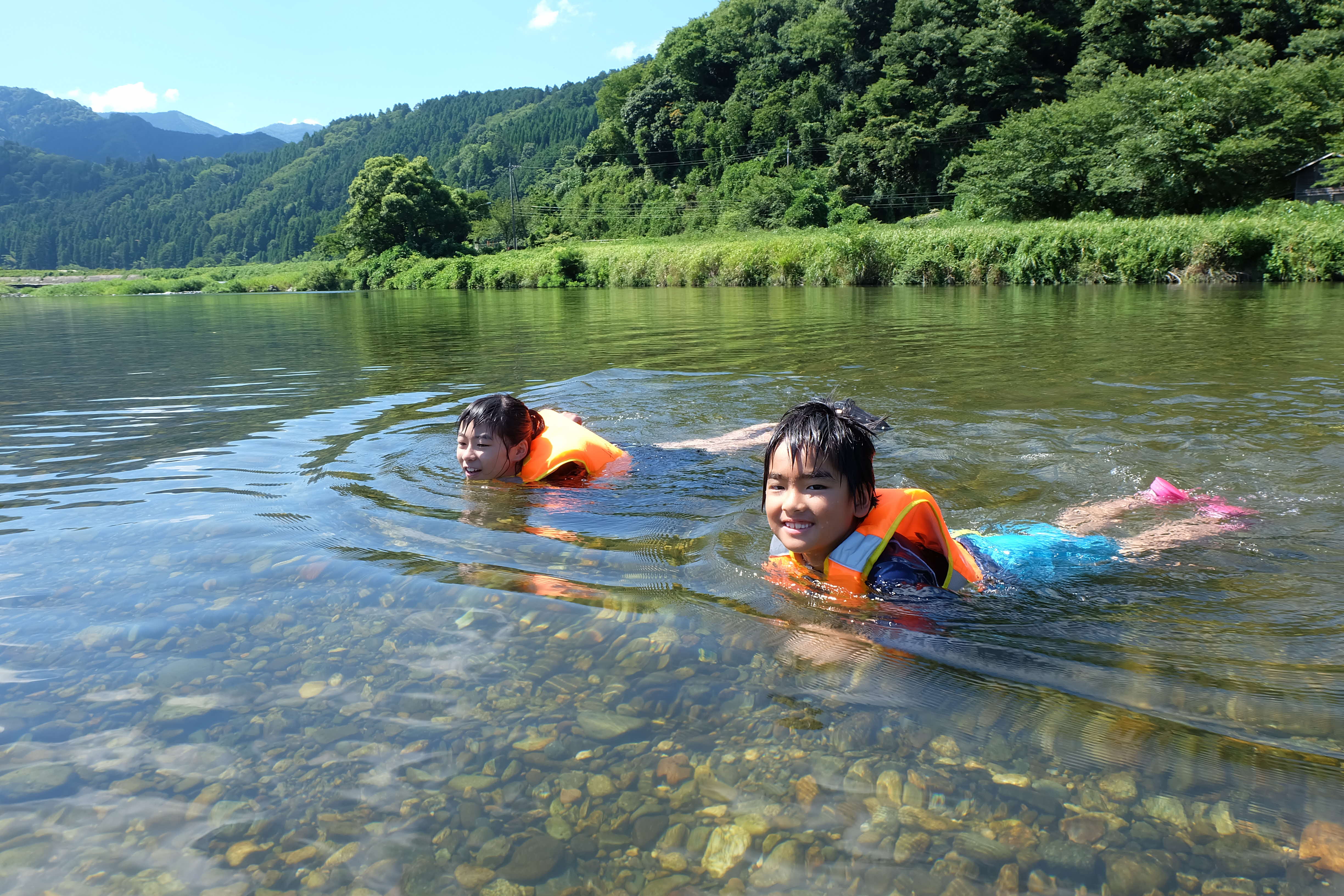 八東川で遊ぶ小学生