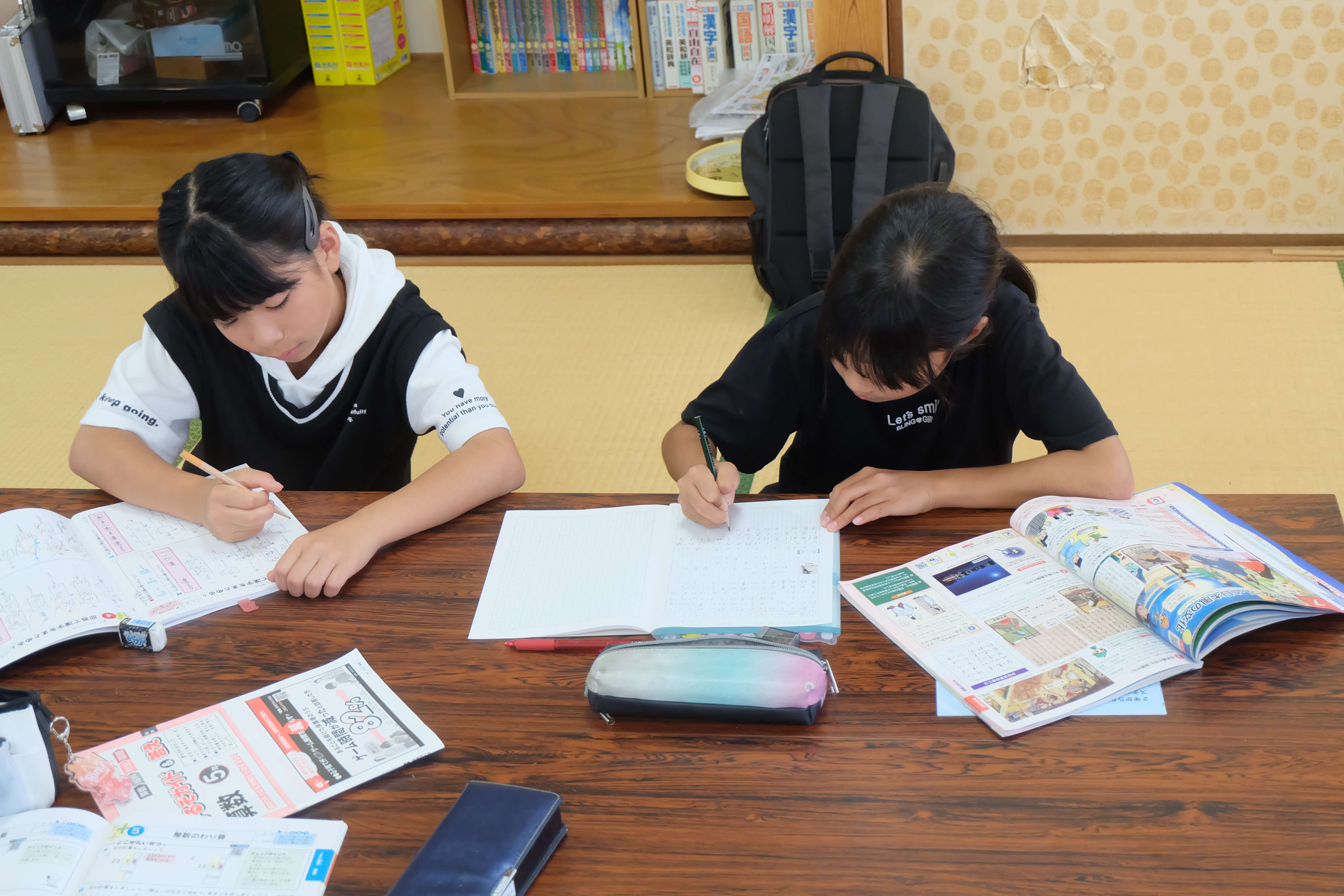 宿題に取り組む様子