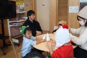 ゆきだるまのミニランタン作りを行う参加者