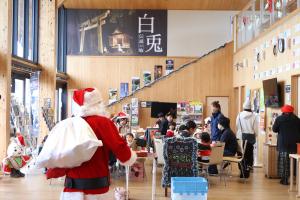 サンタさんがぷらっとぴあ・やずに登場する様子