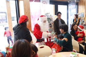 サンタさんからプレゼントをもらう参加者