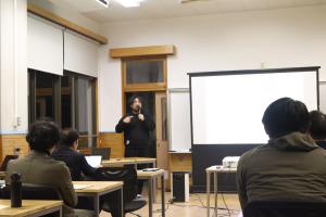 さかさま不動産の仕組みについて紹介する水谷さん