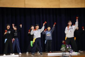 ダンスを披露するこどもたち