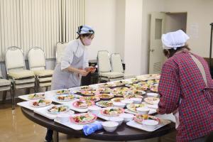 食事の配膳をするスタッフ