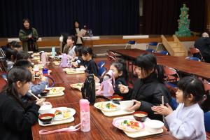 食事をするこどもたち