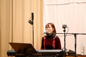 弾き語りで代表曲を披露する半崎さん