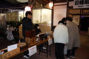 蚤の市で商品を見る来場者