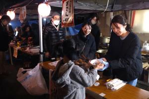 おでんを購入する来場者