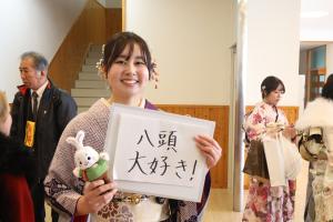 ホワイトボードに「八頭大好き！」と書いて掲げる山崎さん