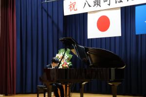 ピアノを演奏する伊藤さん