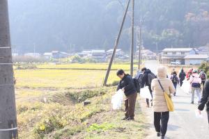 ごみ拾いをする参加者