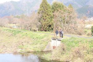 水路を眺める参加者