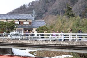 一斉放水を見守る地域住民