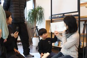 描いた絵の説明をする子ども