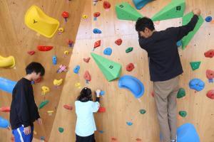 ボルダリングに挑戦する親子