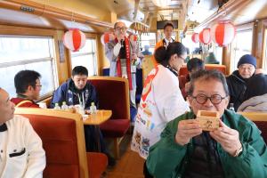 やたがらすの枡を手にする参加者