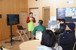 田中農場の田中社長による特別講座を聞く参加者