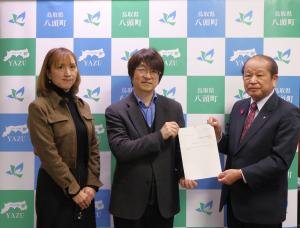 審議会委員が町長に答申書を渡す写真