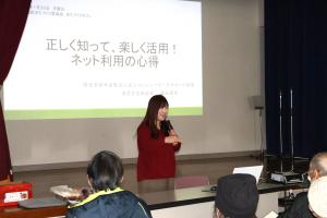 参加者に消費生活の話をする講師の相談員