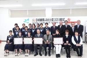 受賞者らの記念写真