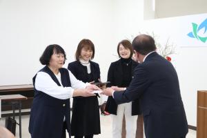 記念品を受け取る「八頭町PR隊」のメンバー