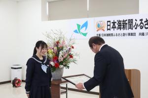 吉田町長から表彰状を受け取る内田さん